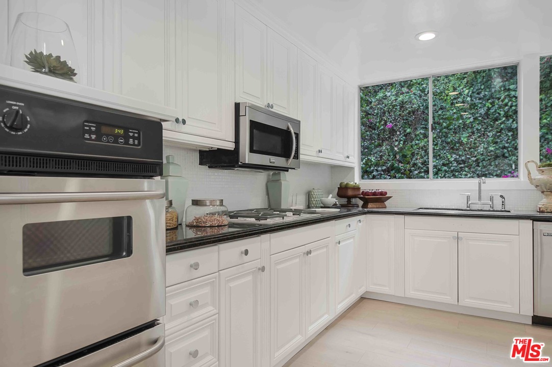 955 Chantilly Road Los Angeles, CA 90077 - Photo 14 of 37