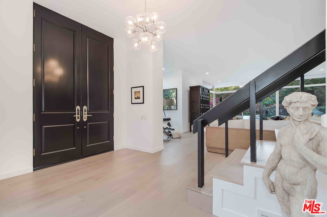 955 Chantilly Road Los Angeles, CA 90077 - Photo 3 of 37