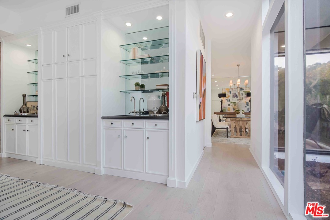 955 Chantilly Road Los Angeles, CA 90077 - Photo 10 of 37