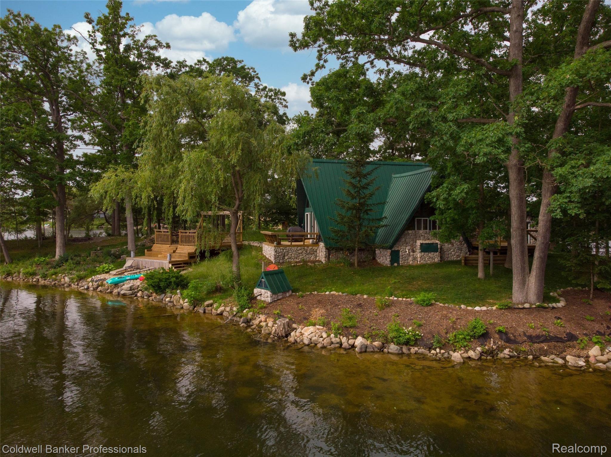 9943 Norman Road Clarkston, MI 48348 - Photo 11 of 45 Side Island3.jpg