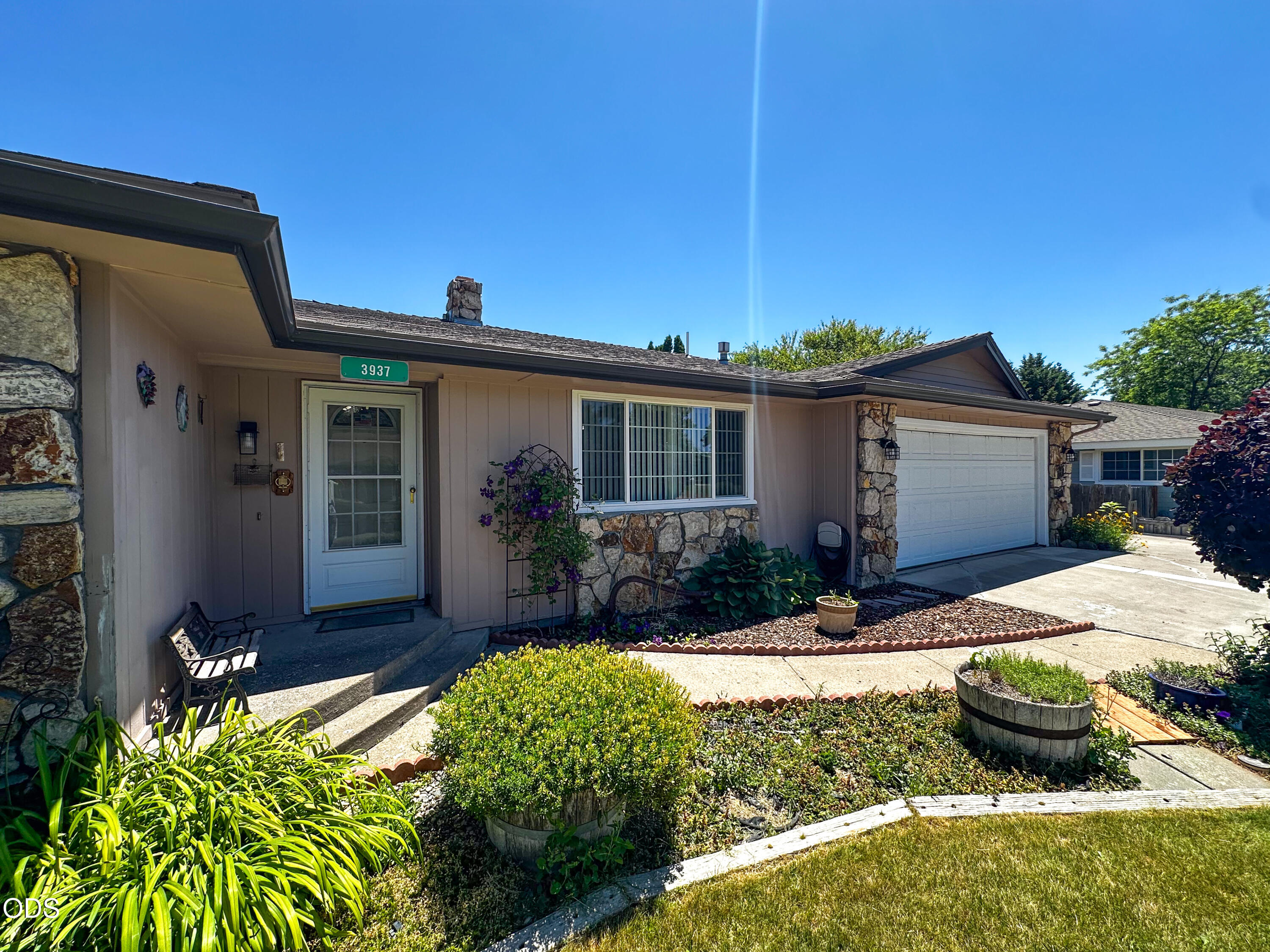 3937 Rio Vista Way Klamath Falls, OR 97603 - Photo 2 of 40