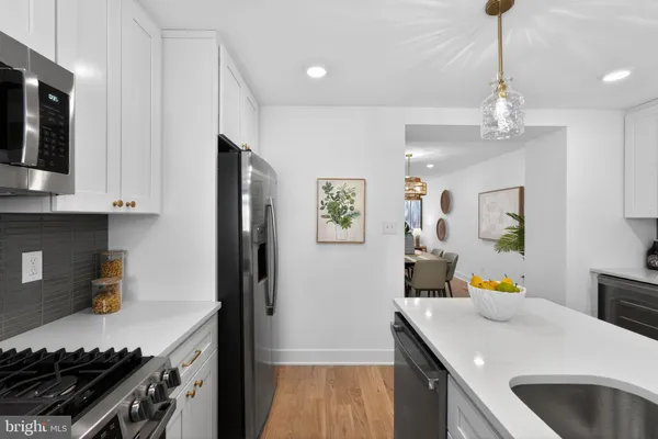 a kitchen that has a lot of cabinets in it