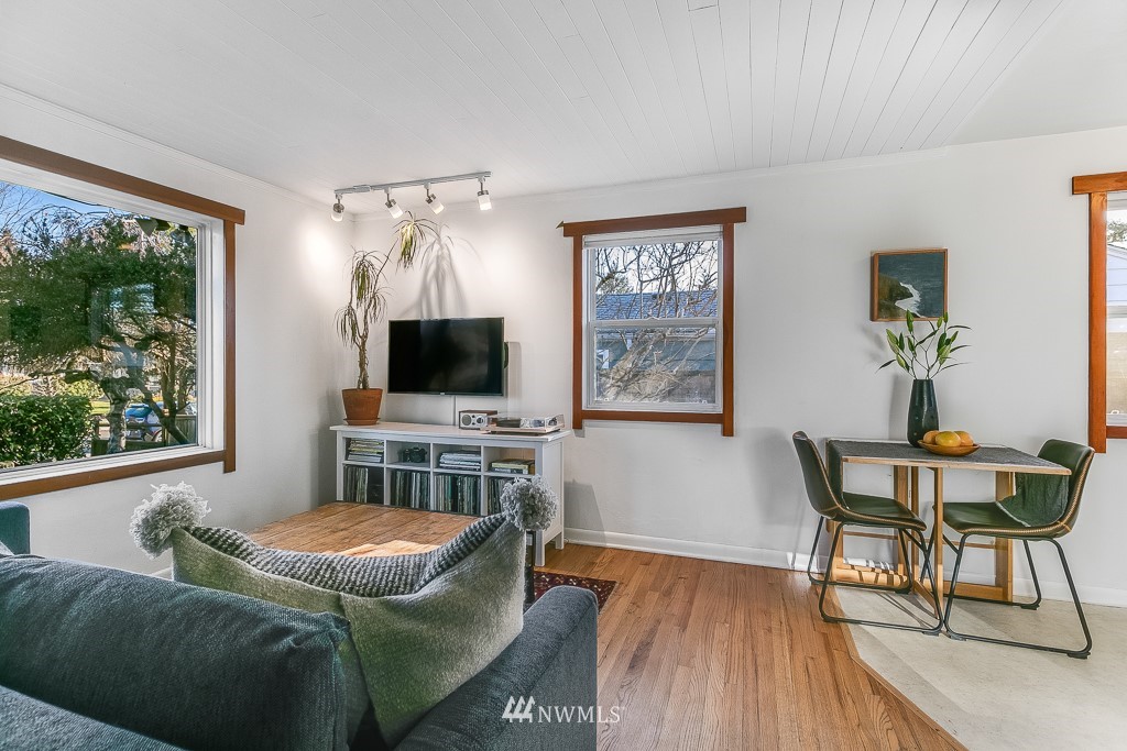 8415 34th Avenue Southwest Seattle, WA 98126 - Photo 4 of 24
