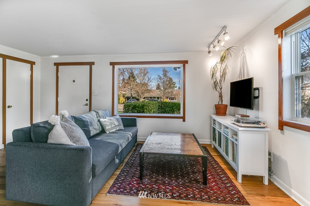 8415 34th Avenue Southwest Seattle, WA 98126 - Photo 5 of 24
