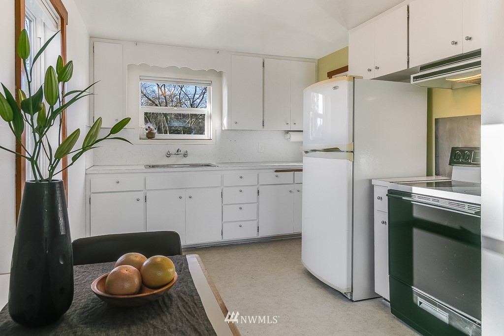 8415 34th Avenue Southwest Seattle, WA 98126 - Photo 6 of 24