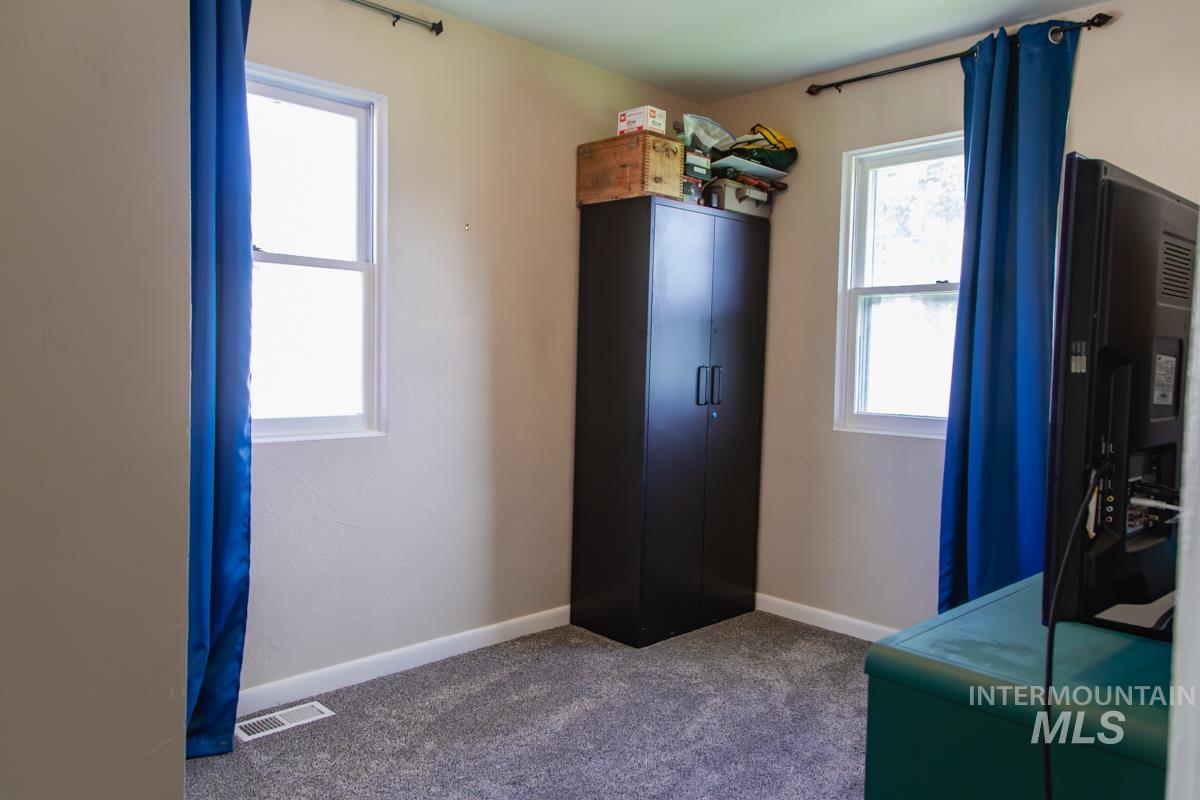 1404 Rochester Street Caldwell, ID 83605 - Photo 16 of 29 Room featuring neutral-toned walls and gray carpeting