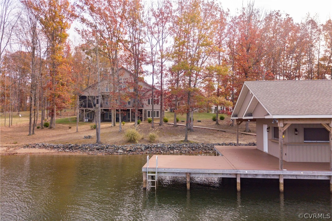a view of a lake with house