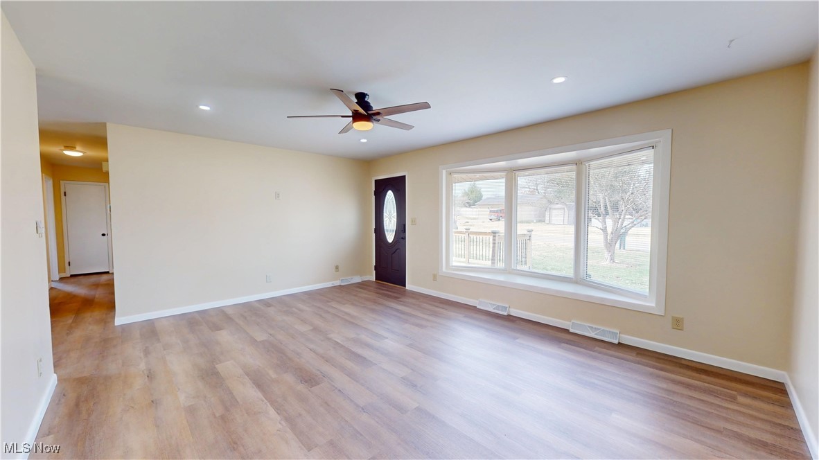 102 Summit Road Marietta, OH 45750 - Photo 6 of 44 Lots natural light in this large living room