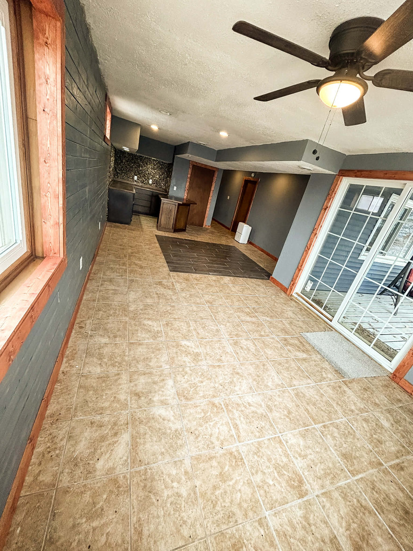 2211 613th Avenue Sabula, IA 52070 - Photo 32 of 45 a large room with windows