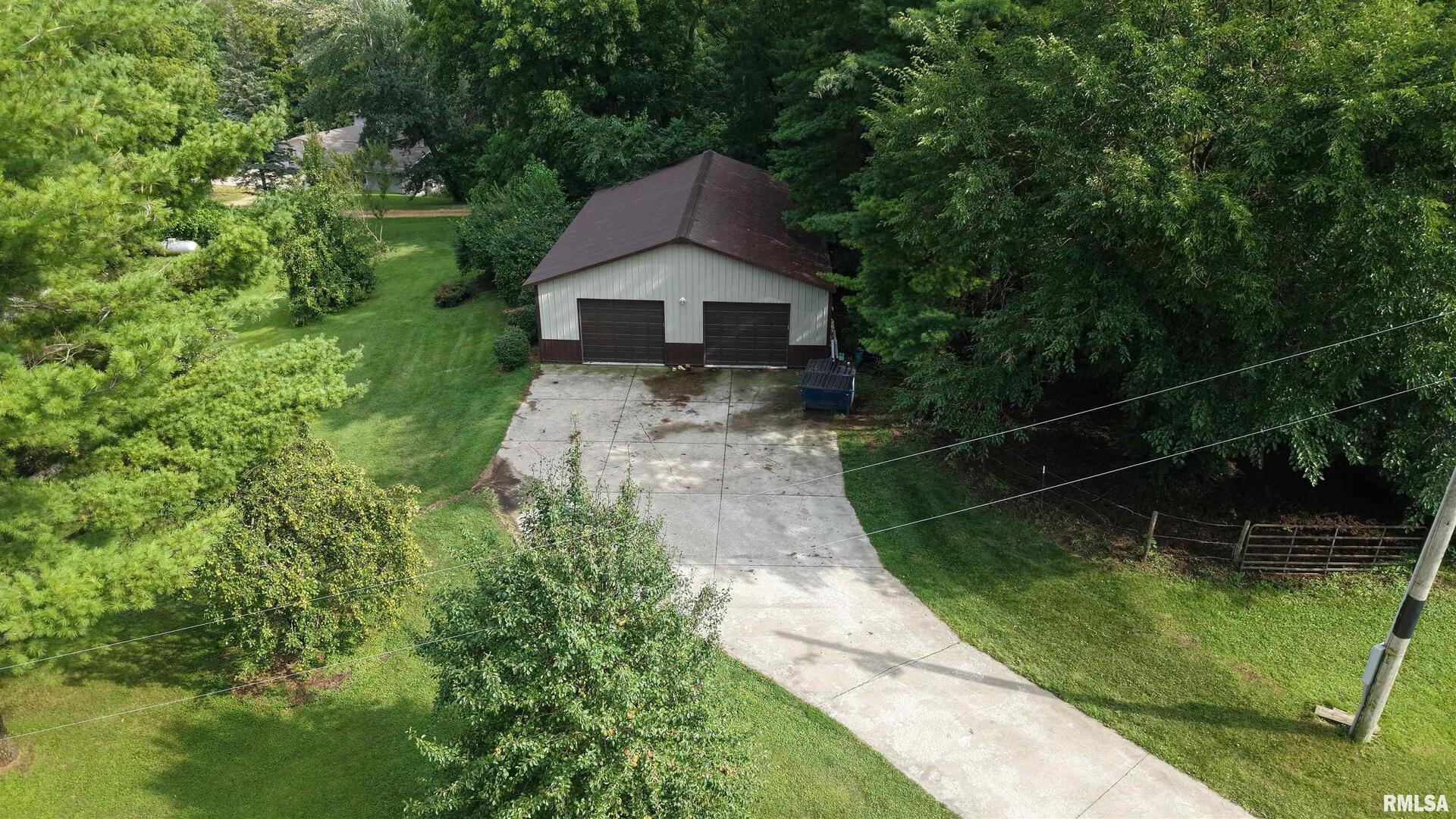 2211 613th Avenue Sabula, IA 52070 - Photo 40 of 45 a house view with a garden