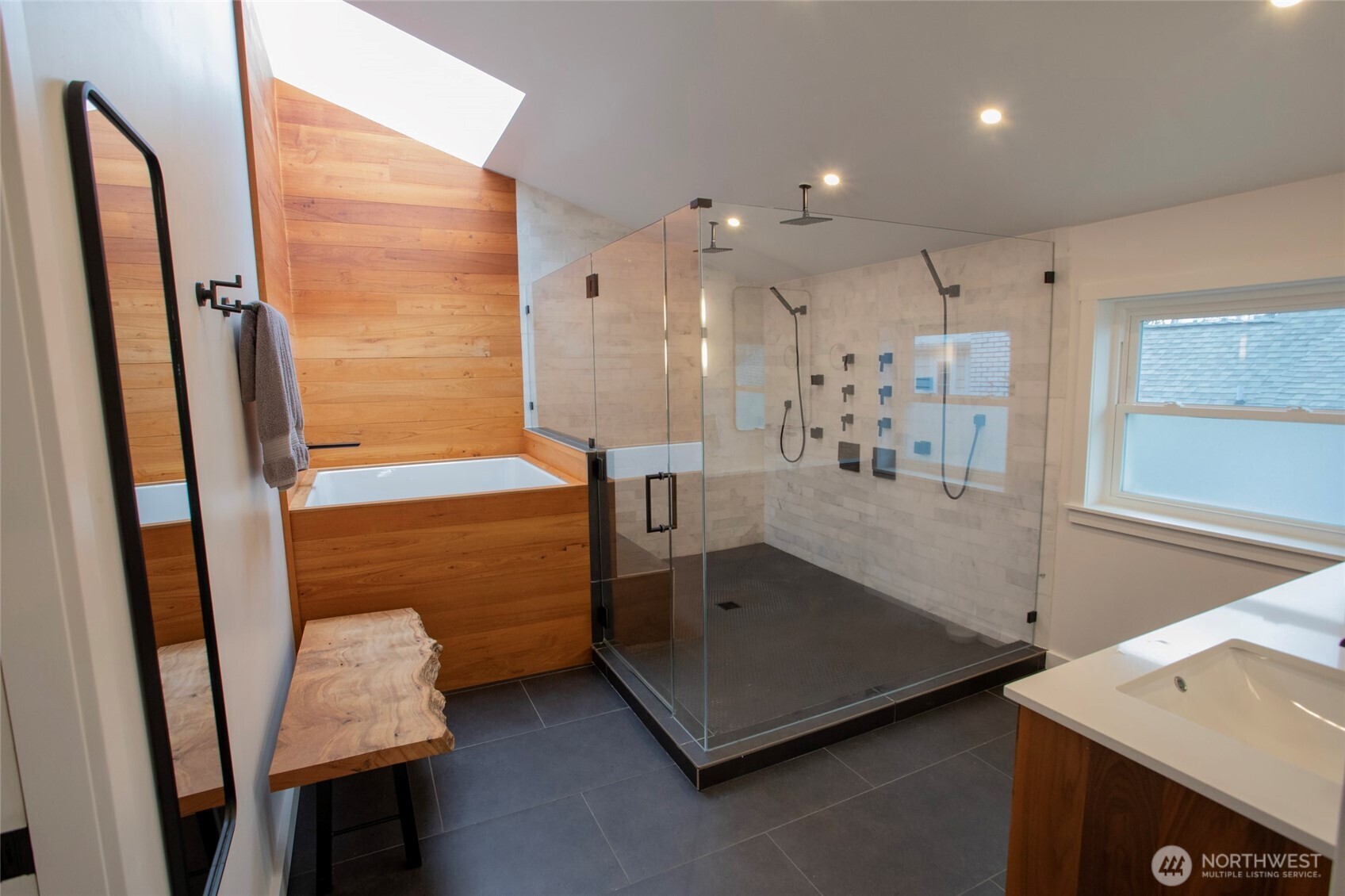 907 Broadway East Seattle, WA 98102 - Photo 17 of 37