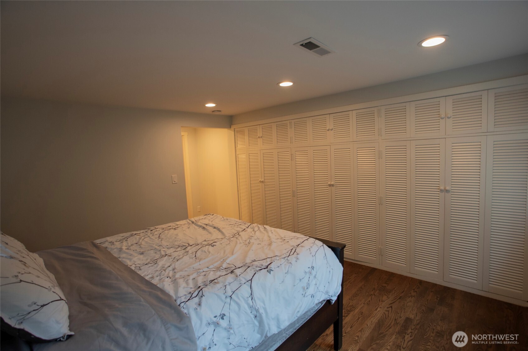 907 Broadway East Seattle, WA 98102 - Photo 24 of 37