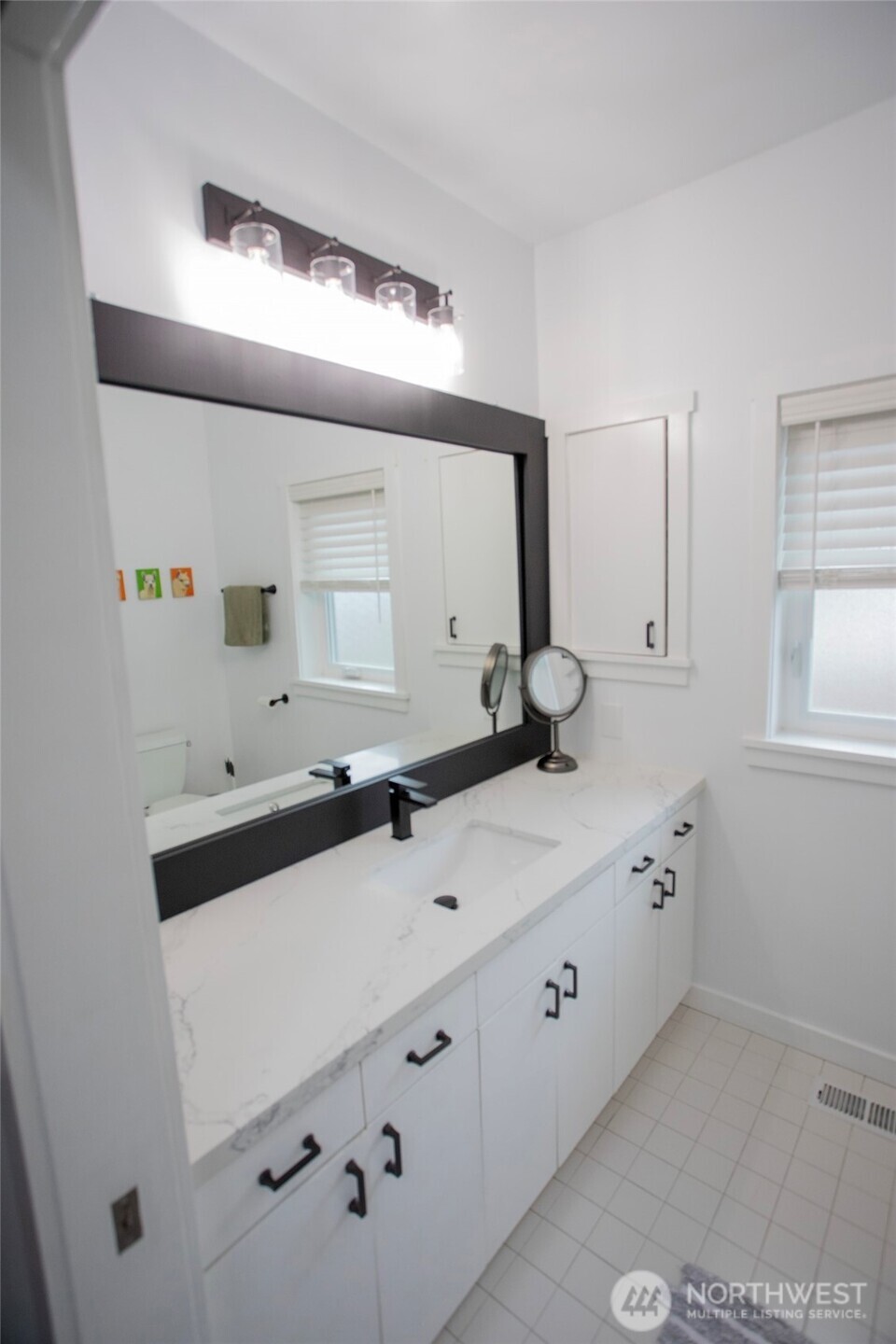 907 Broadway East Seattle, WA 98102 - Photo 35 of 37