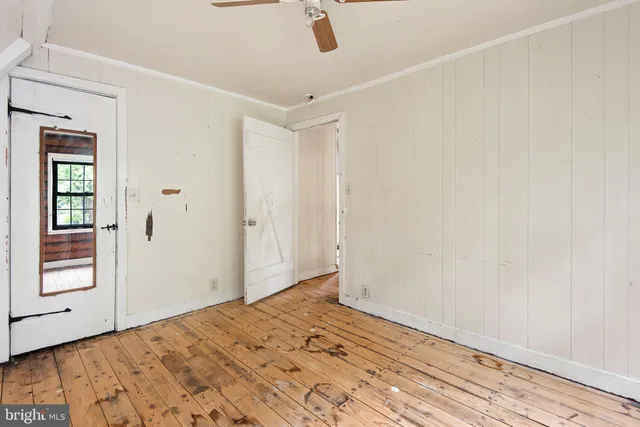 a view of a room with wooden floor and closet