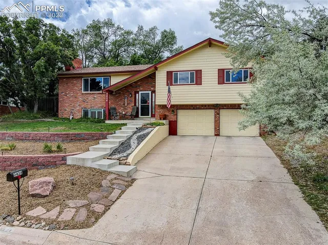 a view of house and outdoor space