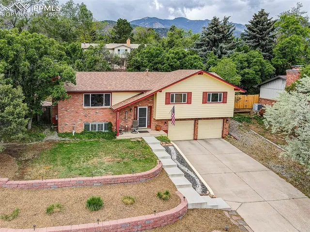 a house view with a outdoor space