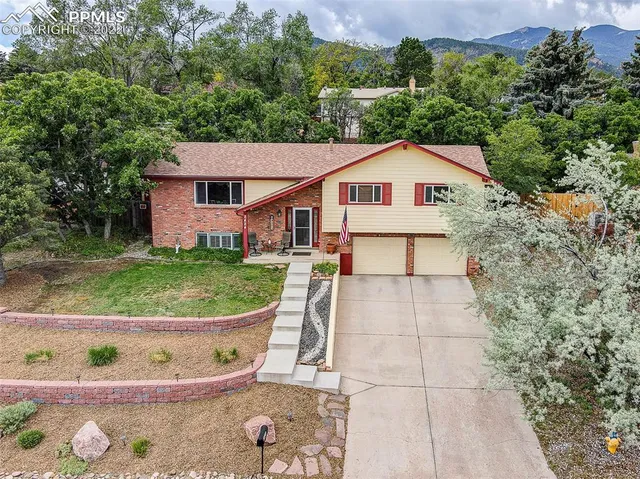 a view of a back yard of the house