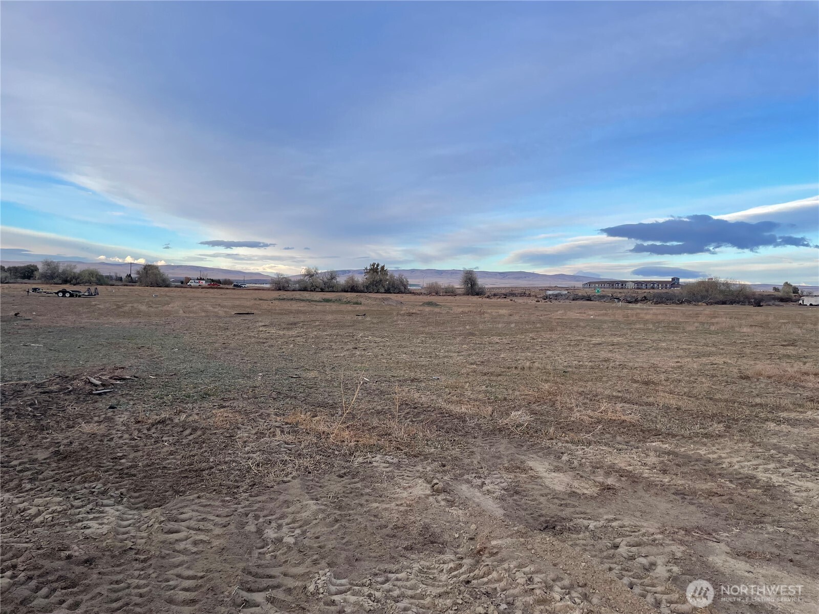 4409 Clyde Circle Sunnyside, WA 98944 - Photo 2 of 6 a view of an ocean beach and mountain
