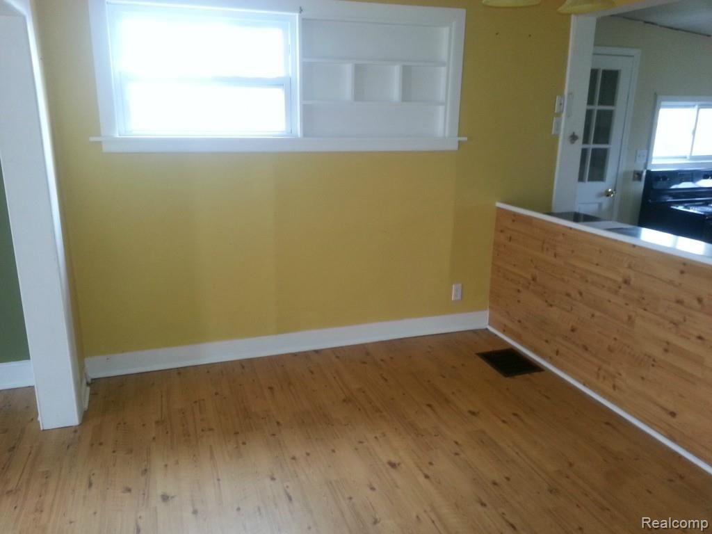 6935 Earhart Road South Lyon, MI 48178 - Photo 5 of 10 009.jpg