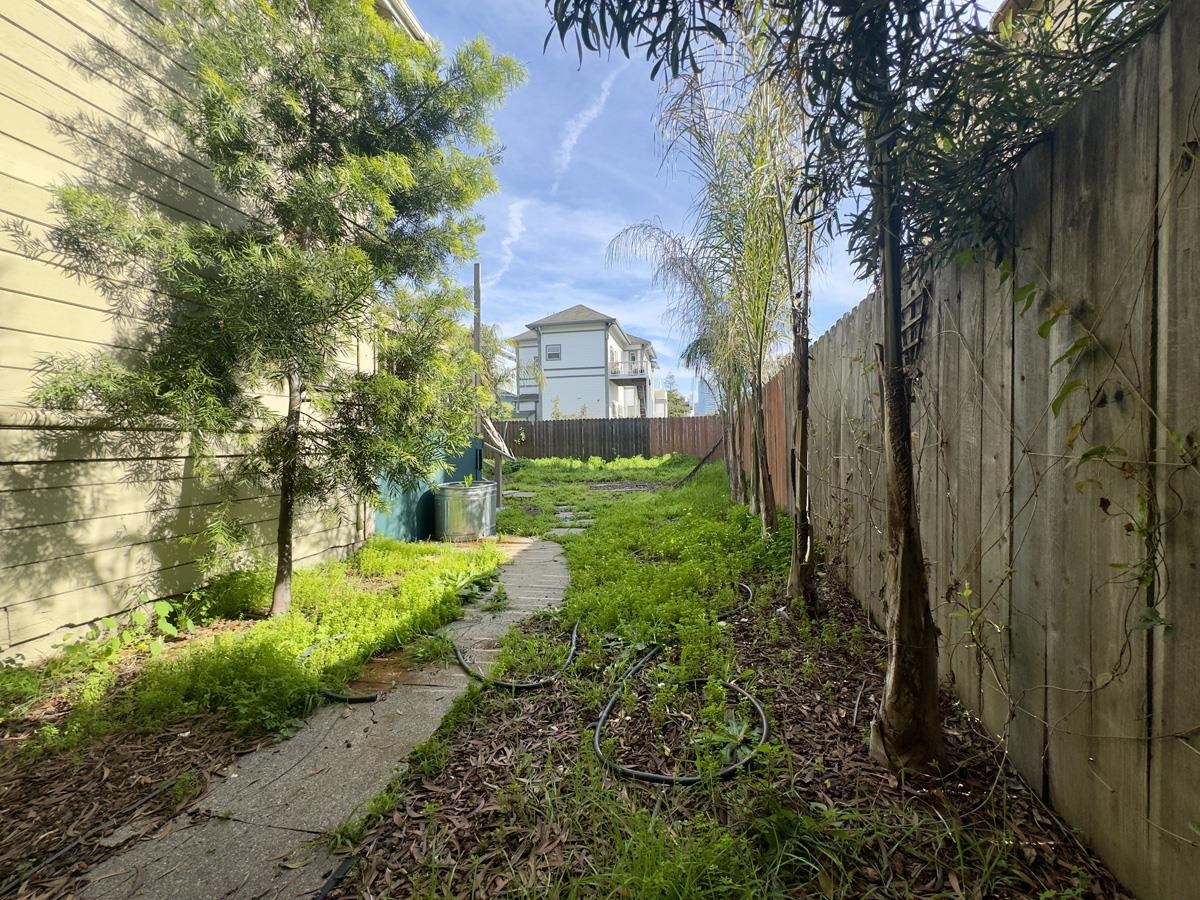 1022 Chestnut Street Oakland, CA 94607 - Photo 57 of 60 View of fenced backyard