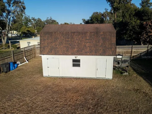 a view of a backyard