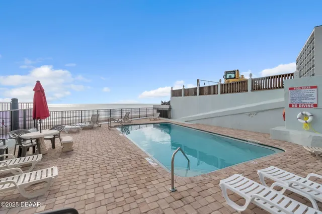 a view of a swimming pool with seating space