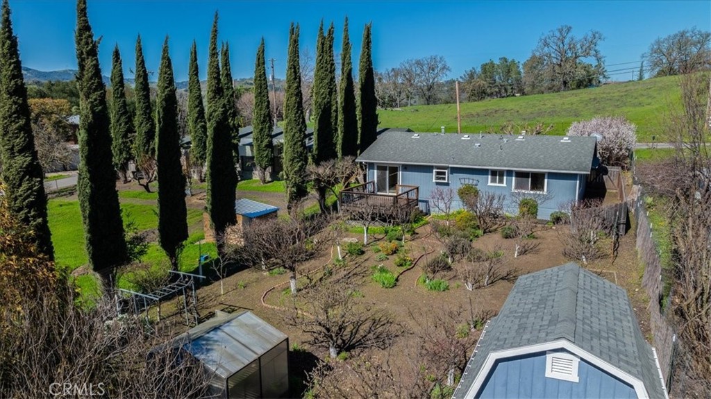 9305 Santa Lucia Road Atascadero, CA 93422 - Photo 33 of 41 a view of a backyard with plants