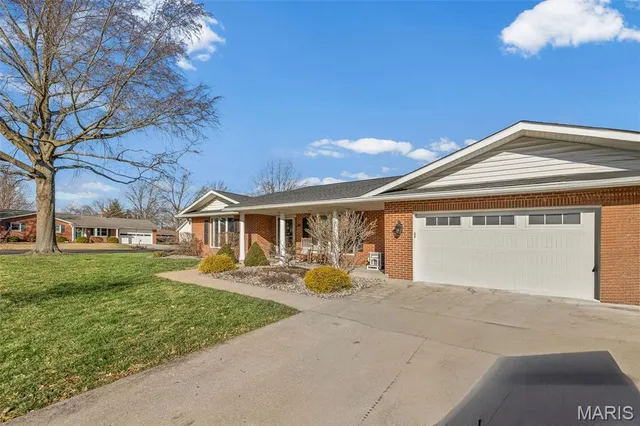 $349,900 | 101 Adams Drive, Waterloo, IL 62298