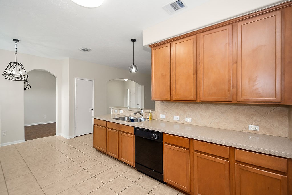 1014 Vernage Road Houston, TX 77047 - Photo 8 of 19 Gallery Image 8