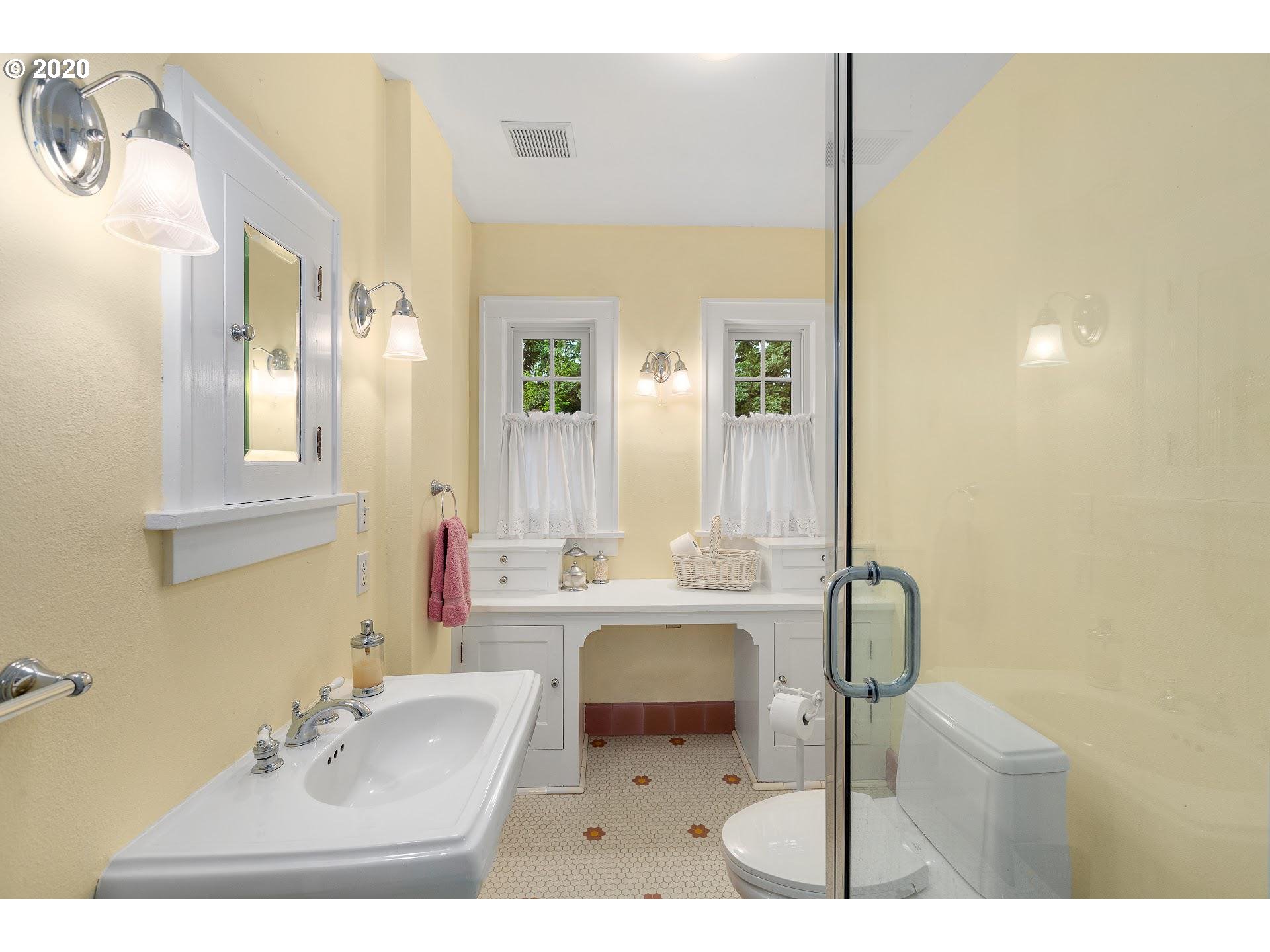 3451 Southwest Canby Street Portland, OR 97219 - Photo 14 of 32 Gallery Image 14