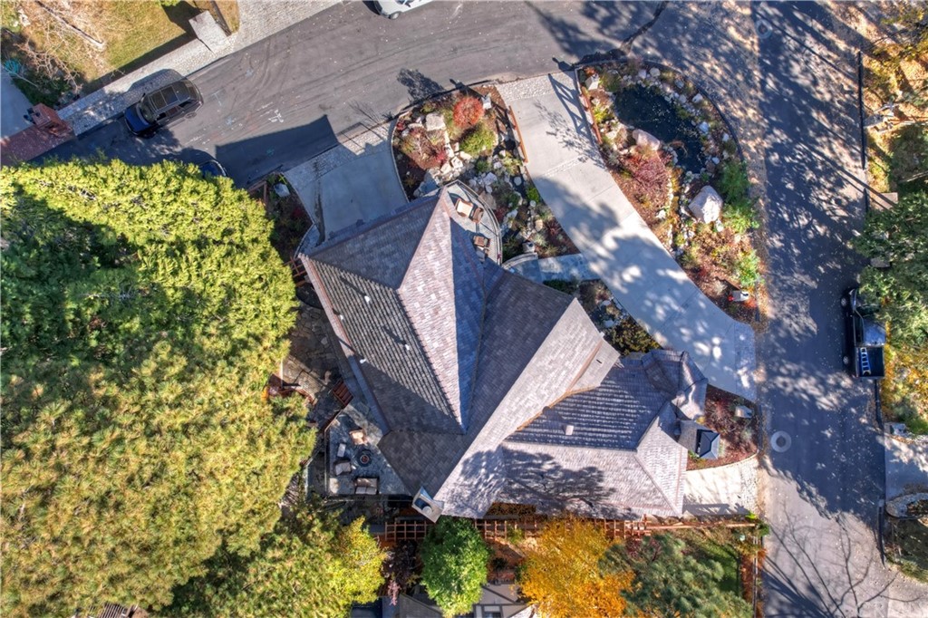 27880 Peninsula Drive North Lake Arrowhead, CA 92352 - Photo 66 of 69 a backyard of a house with lots of green space