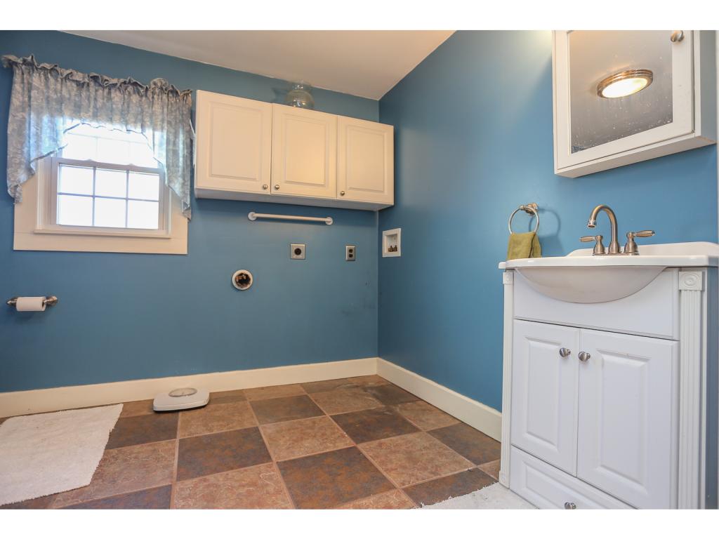137 Hampstead Road Derry, NH 03038 - Photo 6 of 31