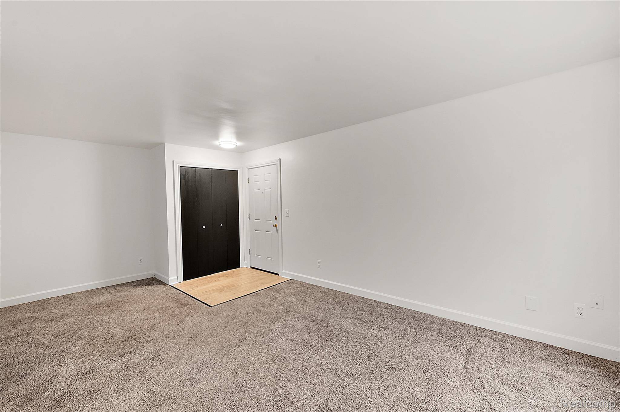 384 West Drahner Road, Unit C12 Oxford, MI 48371 - Photo 9 of 26 07-380 W Drahner Rd C12-7.jpg