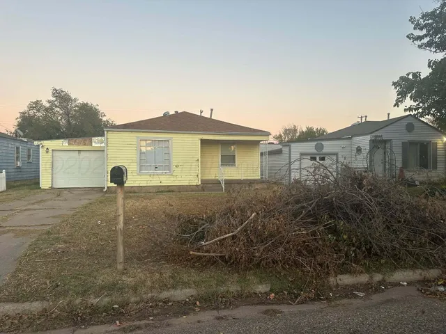 a view of a house with a backyard