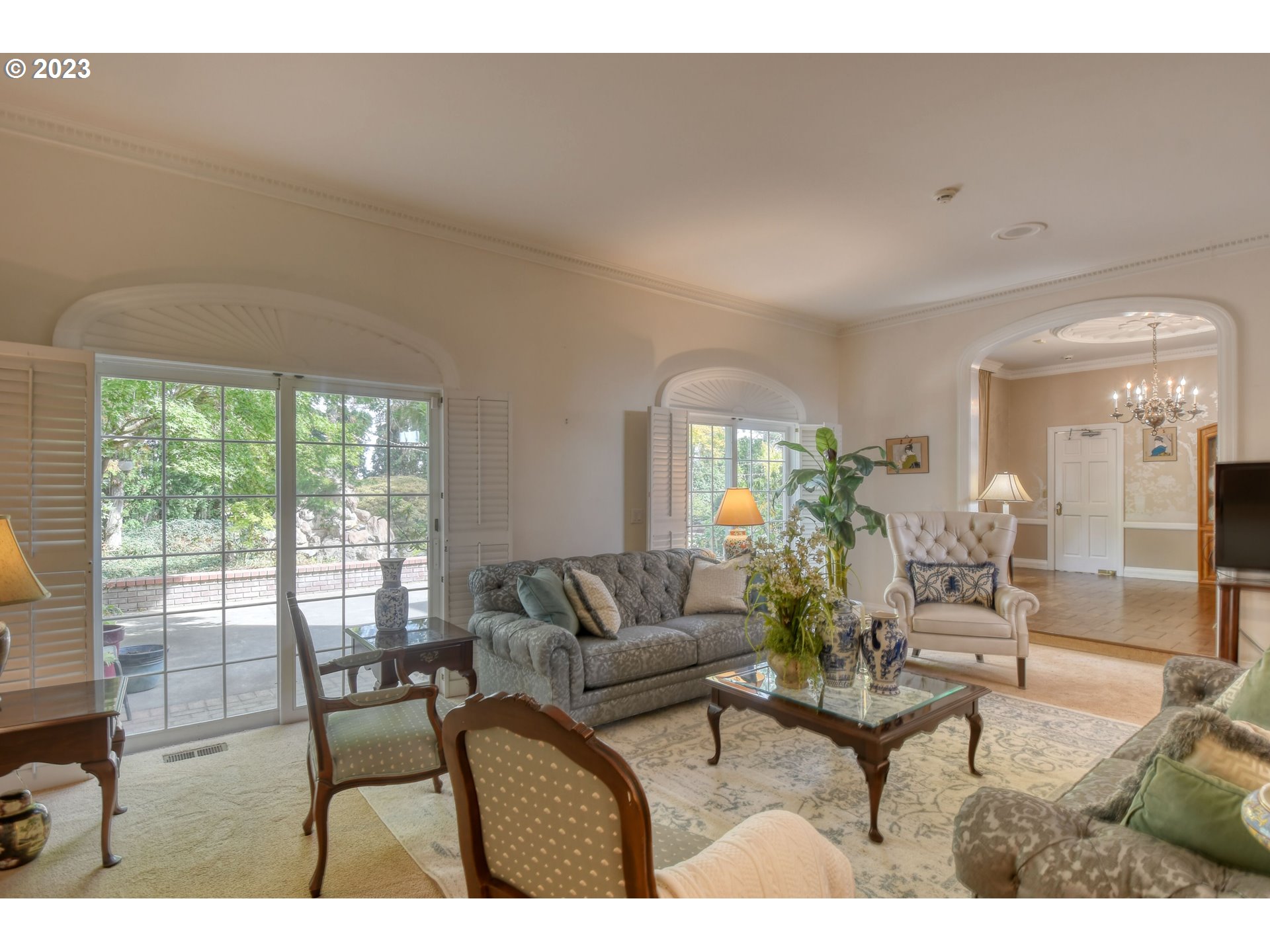 1092 Skyline Drive Pendleton, OR 97801 - Photo 13 of 47 a living room with furniture and a large window