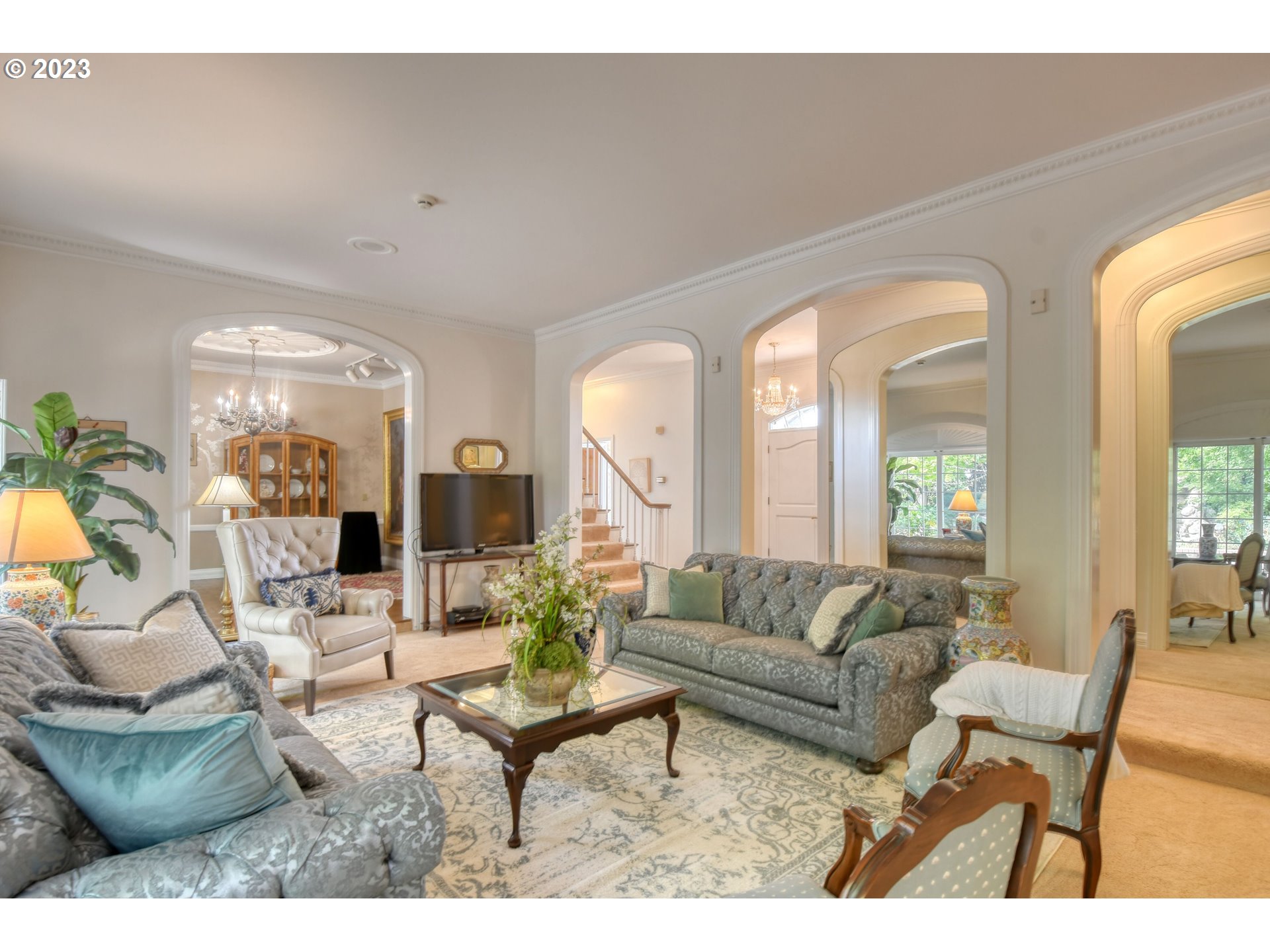 1092 Skyline Drive Pendleton, OR 97801 - Photo 14 of 47 a living room with furniture and a large window