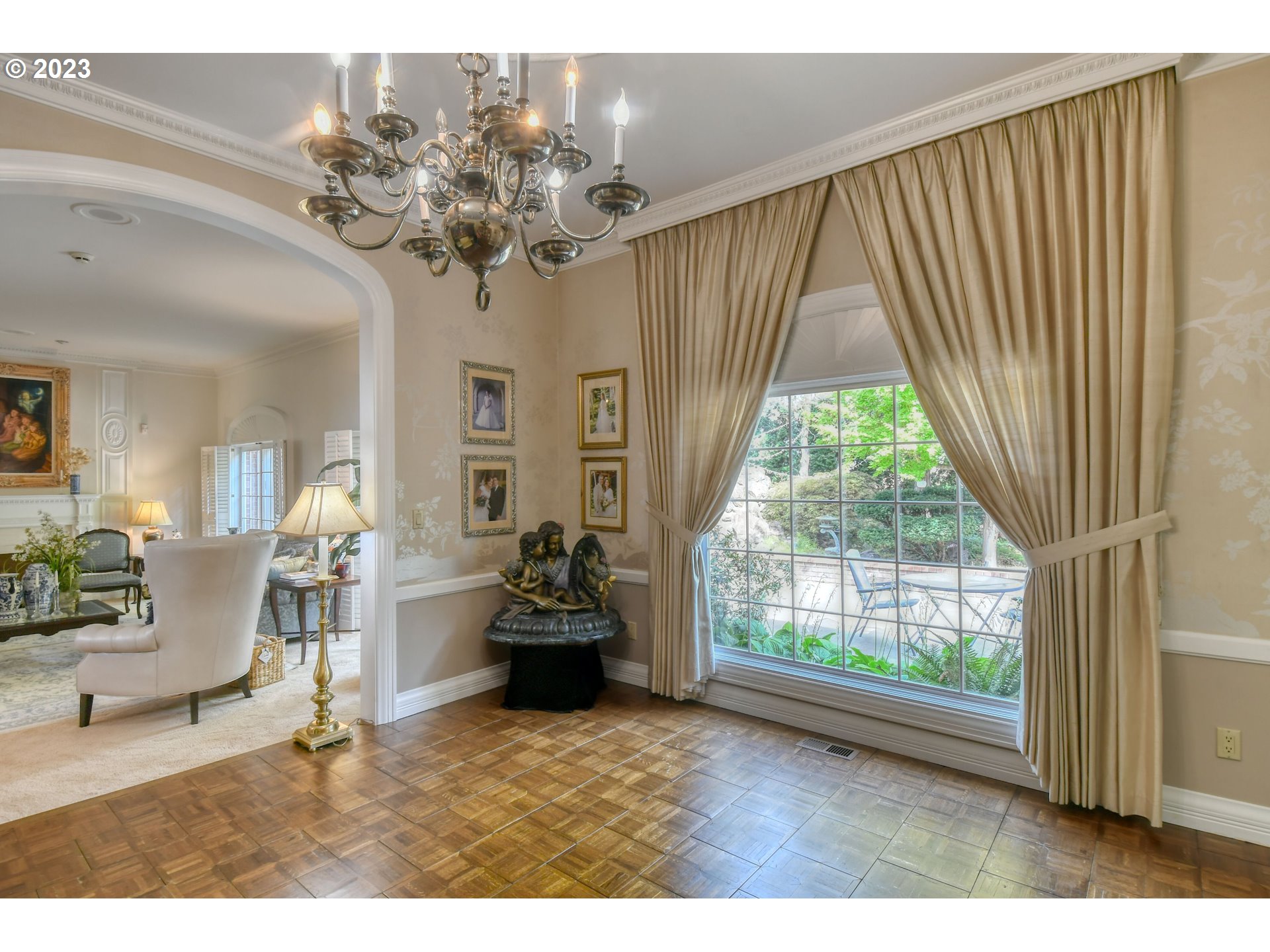 1092 Skyline Drive Pendleton, OR 97801 - Photo 16 of 47 a living room with furniture and a large window