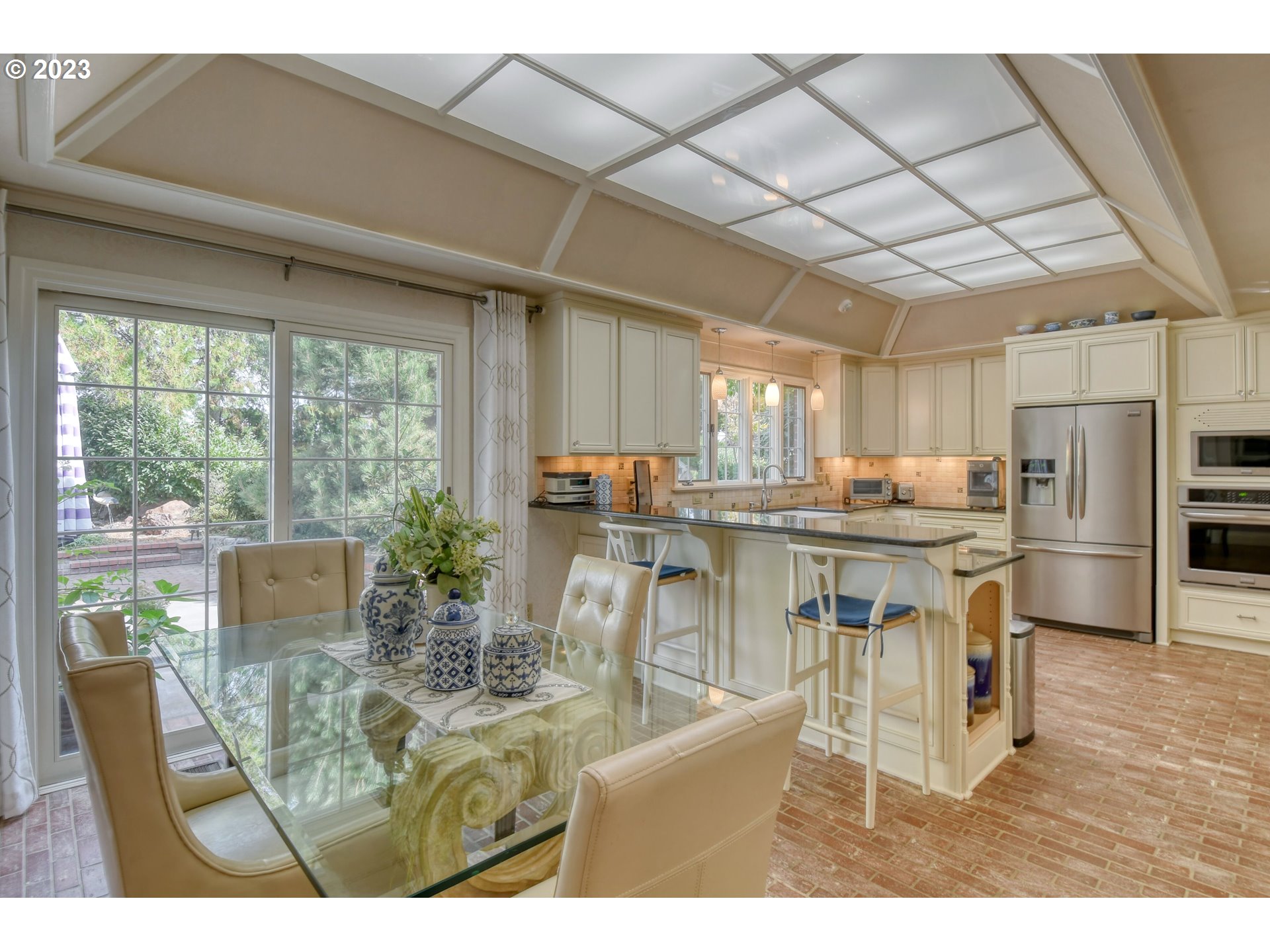 1092 Skyline Drive Pendleton, OR 97801 - Photo 18 of 47 a dining room with stainless steel appliances kitchen island granite countertop a table chairs and a view of living room