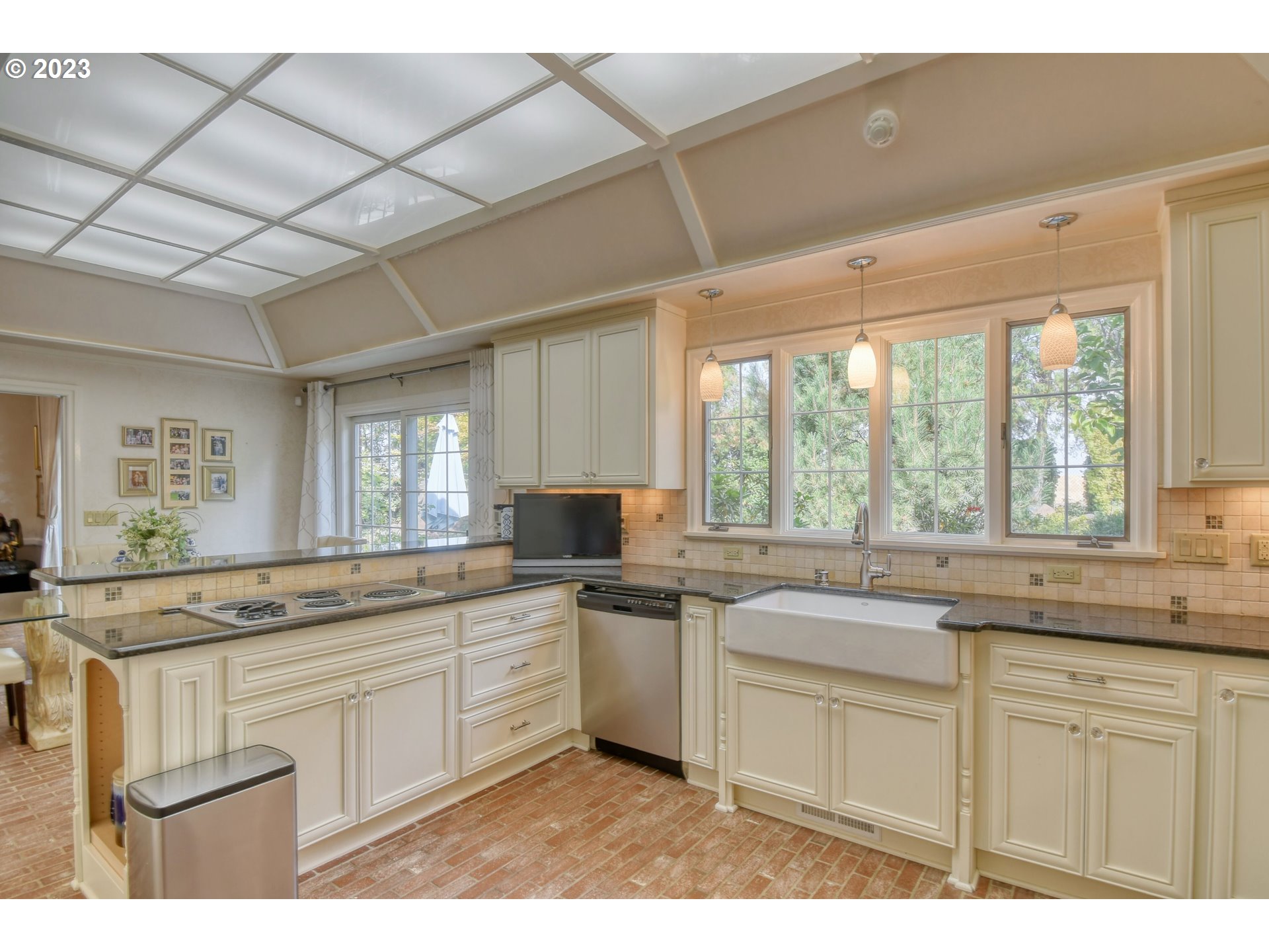 1092 Skyline Drive Pendleton, OR 97801 - Photo 20 of 47 a kitchen with granite countertop a sink and cabinets