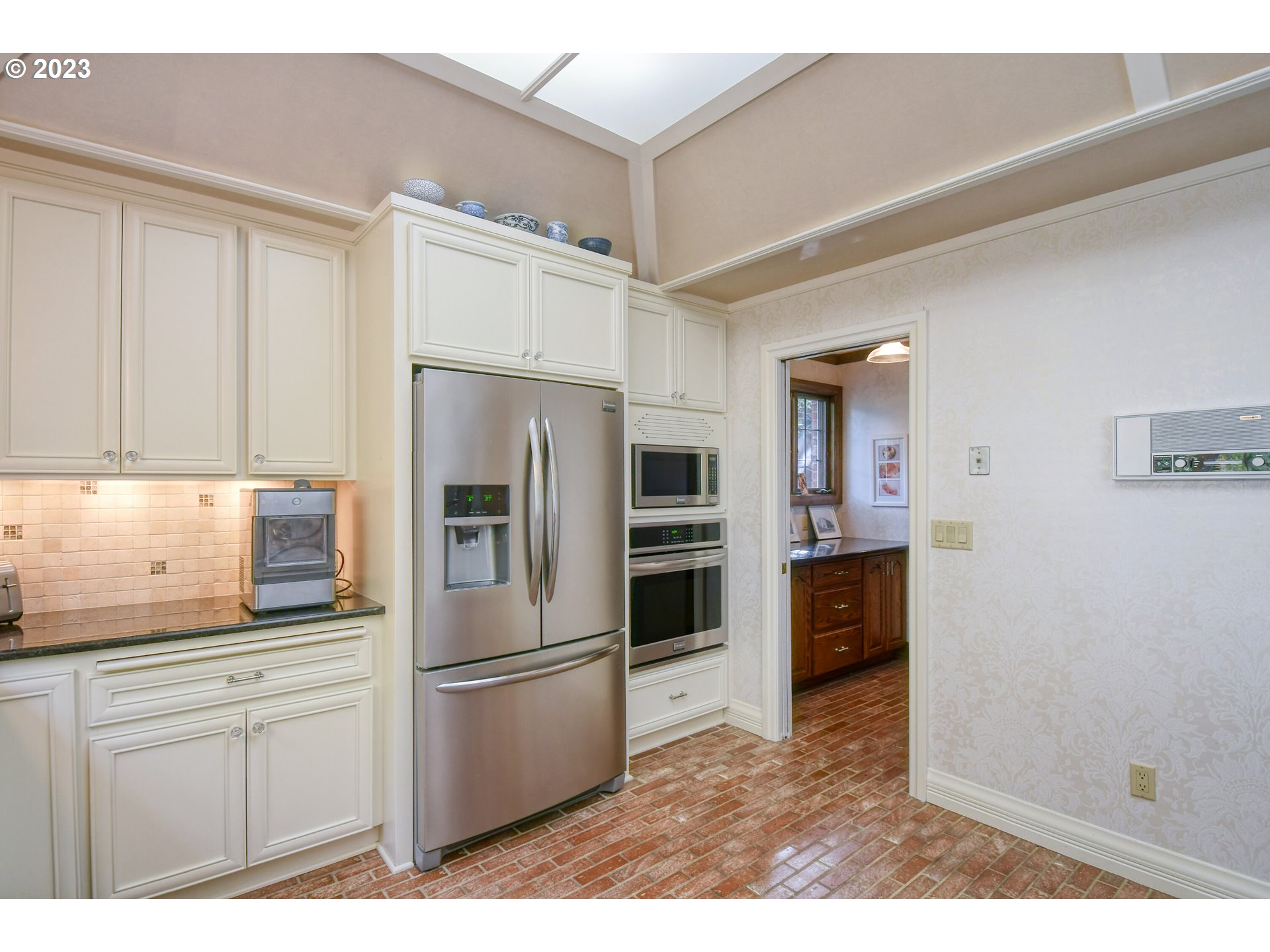 1092 Skyline Drive Pendleton, OR 97801 - Photo 21 of 47 a kitchen with stainless steel appliances a refrigerator a stove a sink and a refrigerator