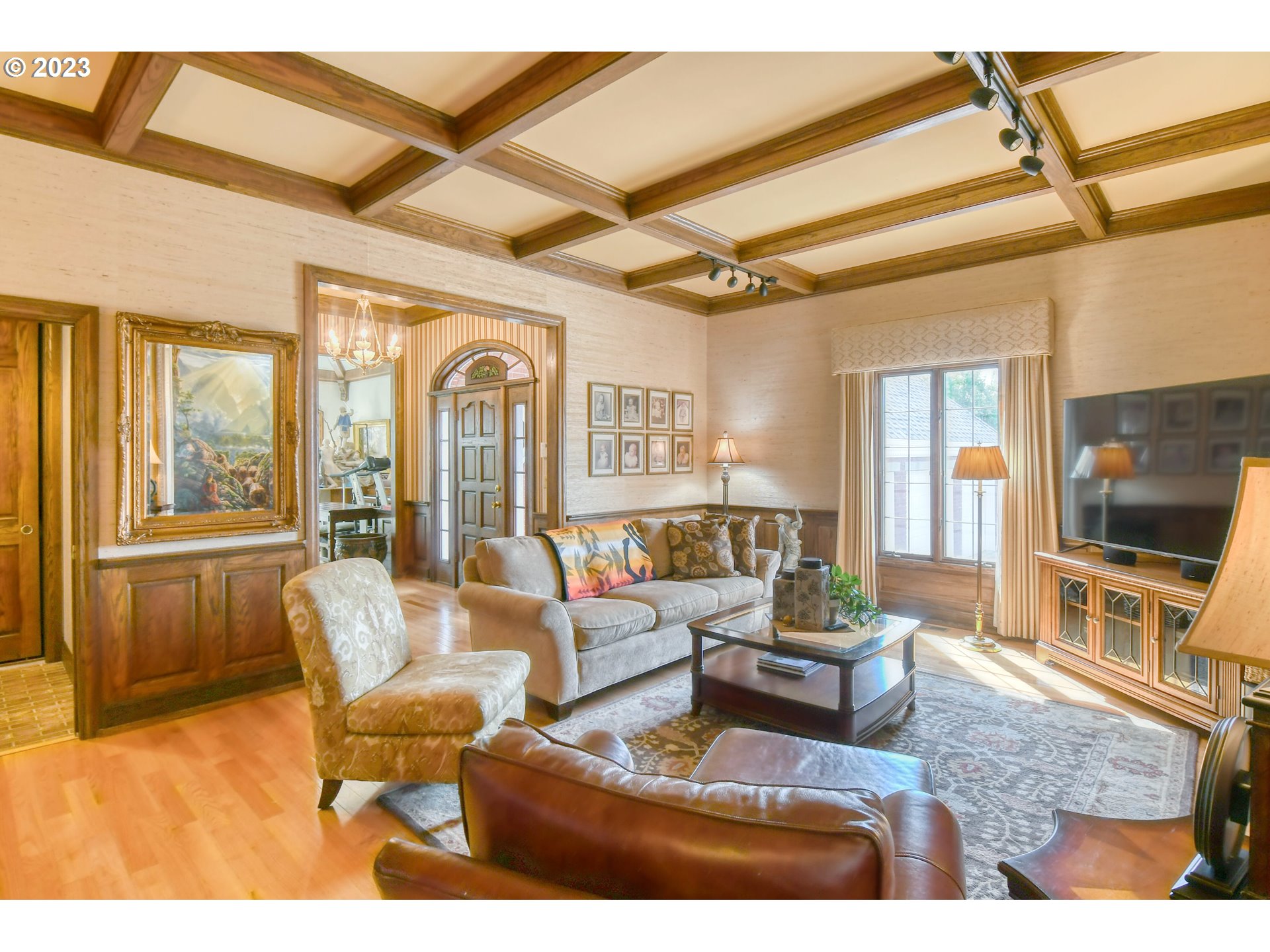 1092 Skyline Drive Pendleton, OR 97801 - Photo 22 of 47 a living room with furniture and a flat screen tv