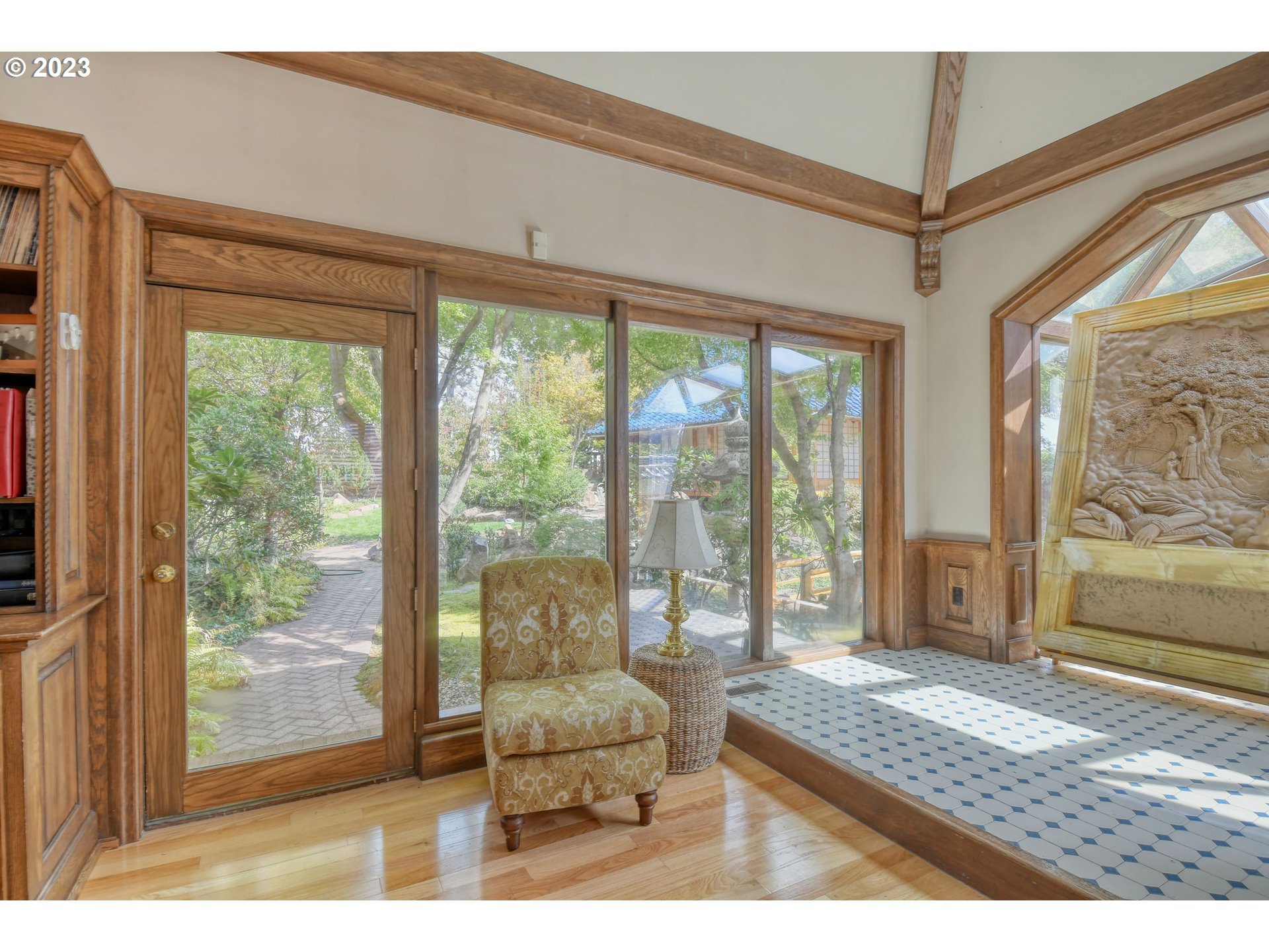 1092 Skyline Drive Pendleton, OR 97801 - Photo 25 of 47 a living room with furniture and windows