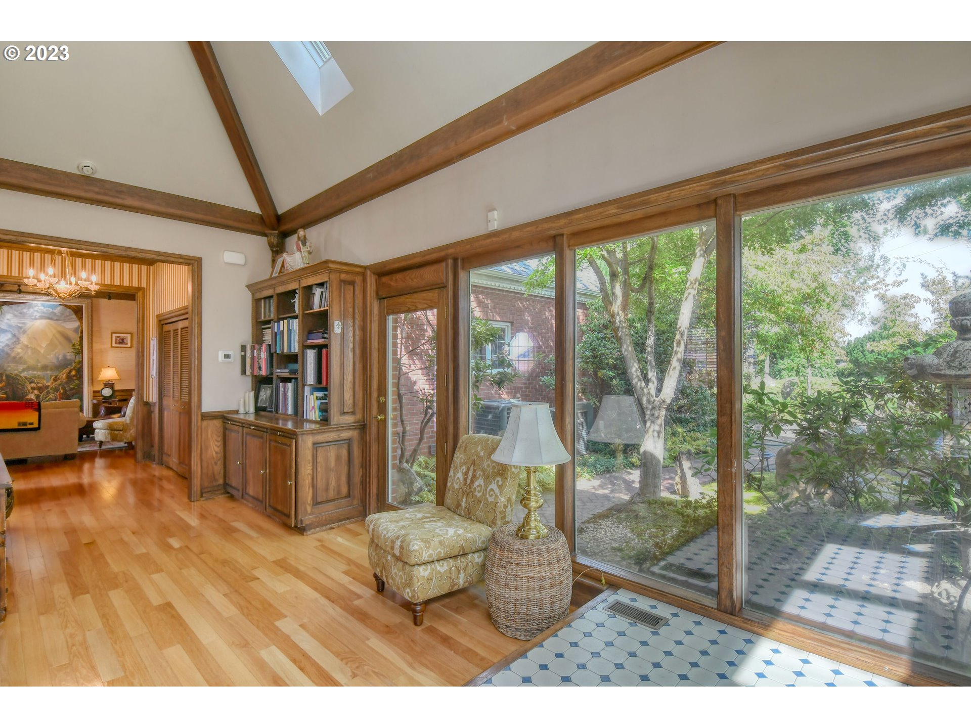 1092 Skyline Drive Pendleton, OR 97801 - Photo 26 of 47 a living room with furniture and a large window