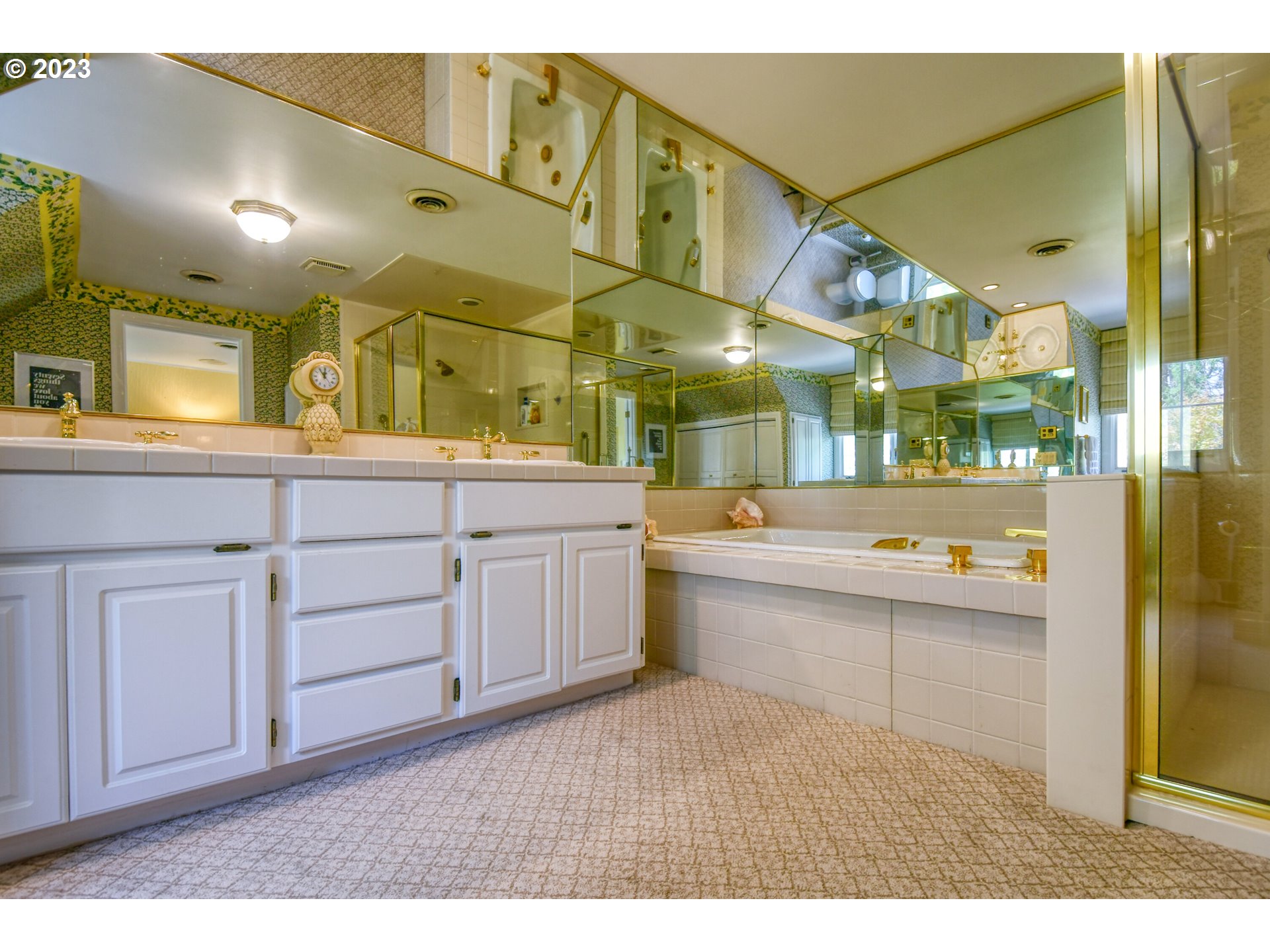 1092 Skyline Drive Pendleton, OR 97801 - Photo 31 of 47 a bathroom with a sink a mirror and a bath tub