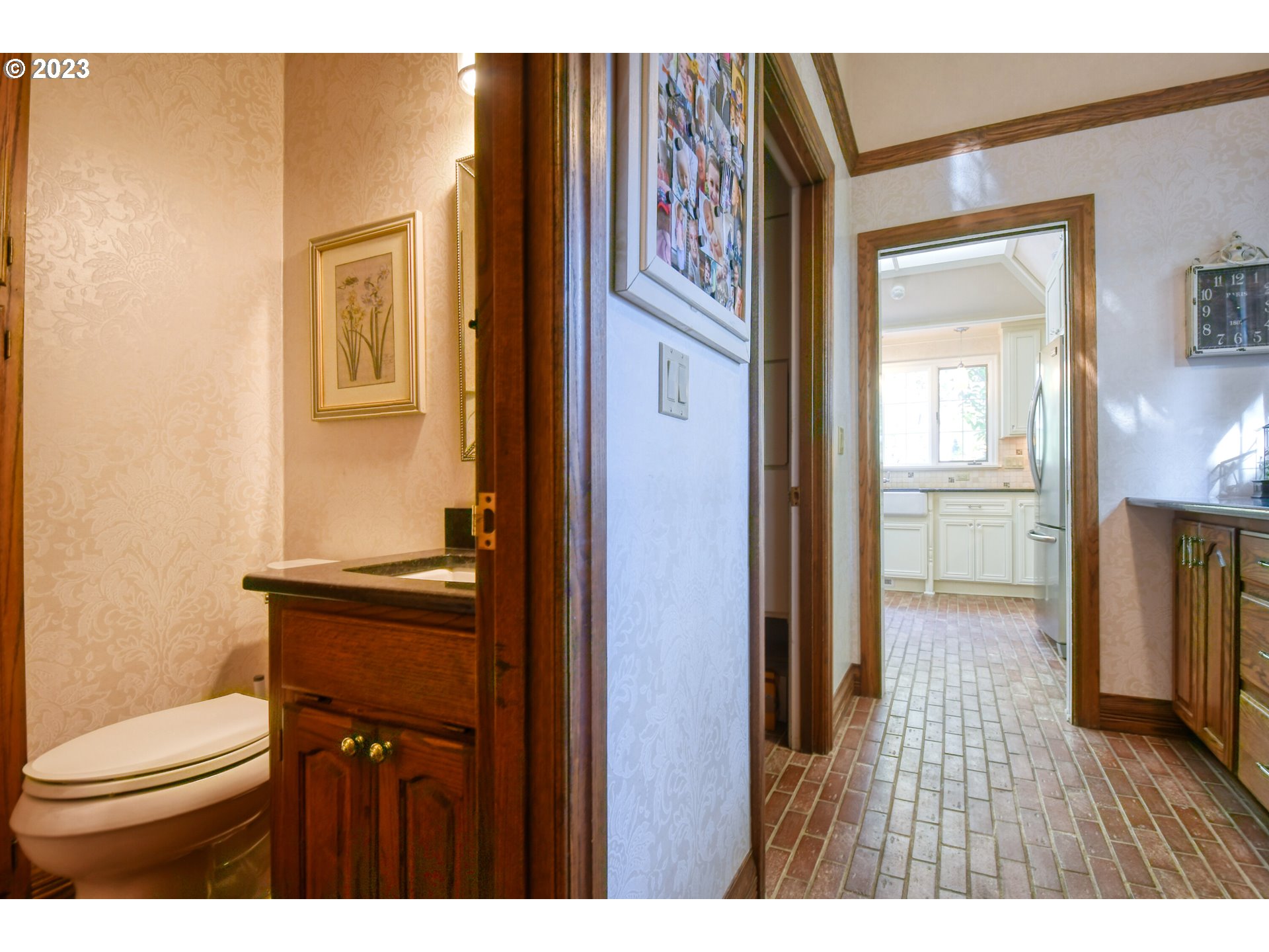 1092 Skyline Drive Pendleton, OR 97801 - Photo 39 of 47 a bathroom with a toilet a sink and shower