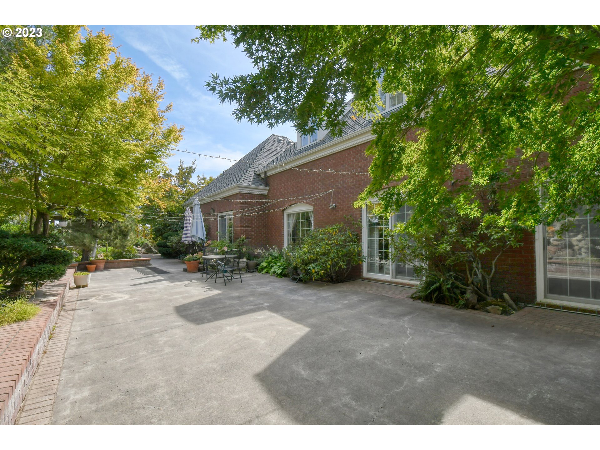 1092 Skyline Drive Pendleton, OR 97801 - Photo 40 of 47 a view of a backyard with plants and large trees