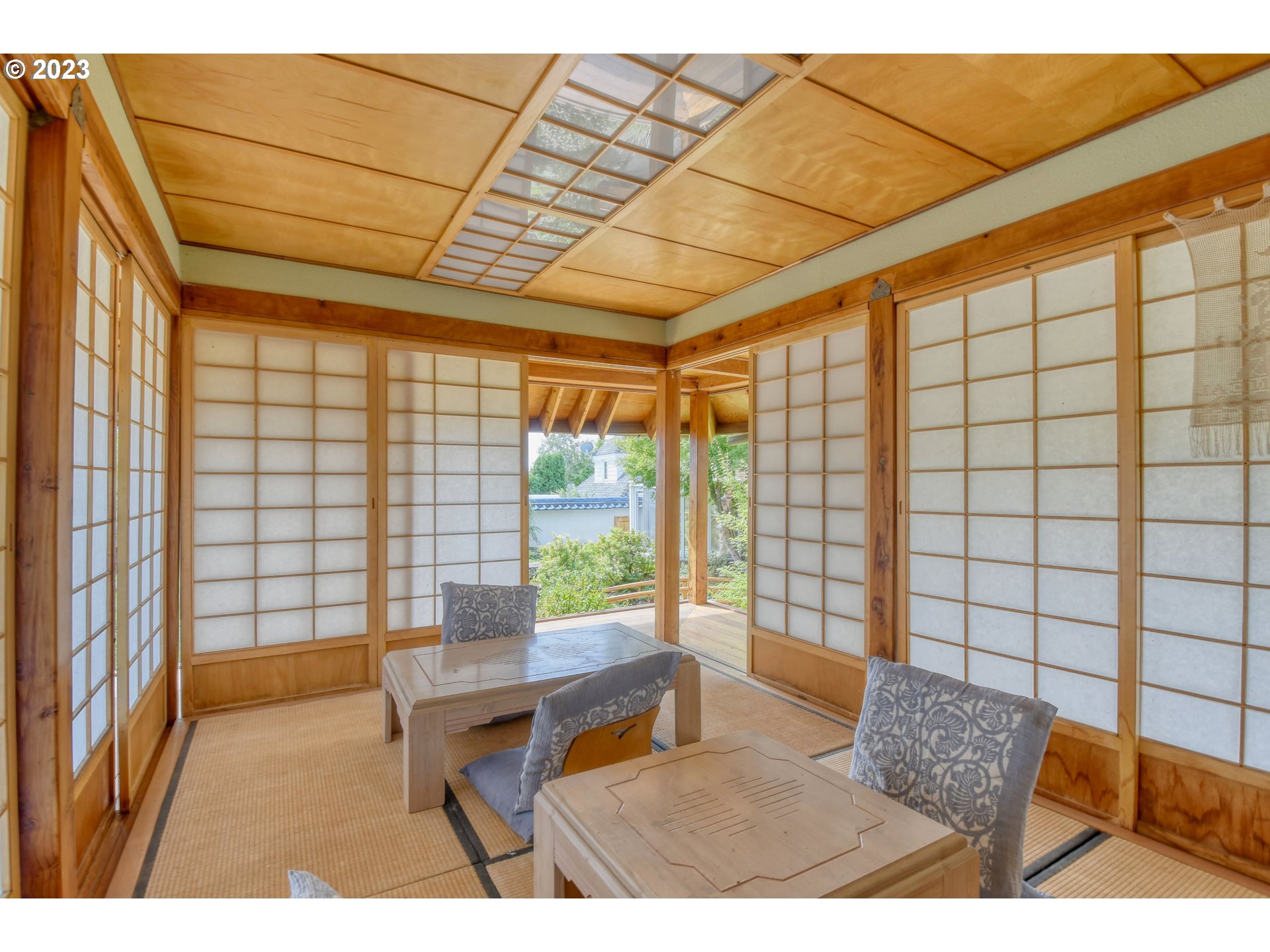 1092 Skyline Drive Pendleton, OR 97801 - Photo 43 of 47 a balcony with furniture and a potted plant