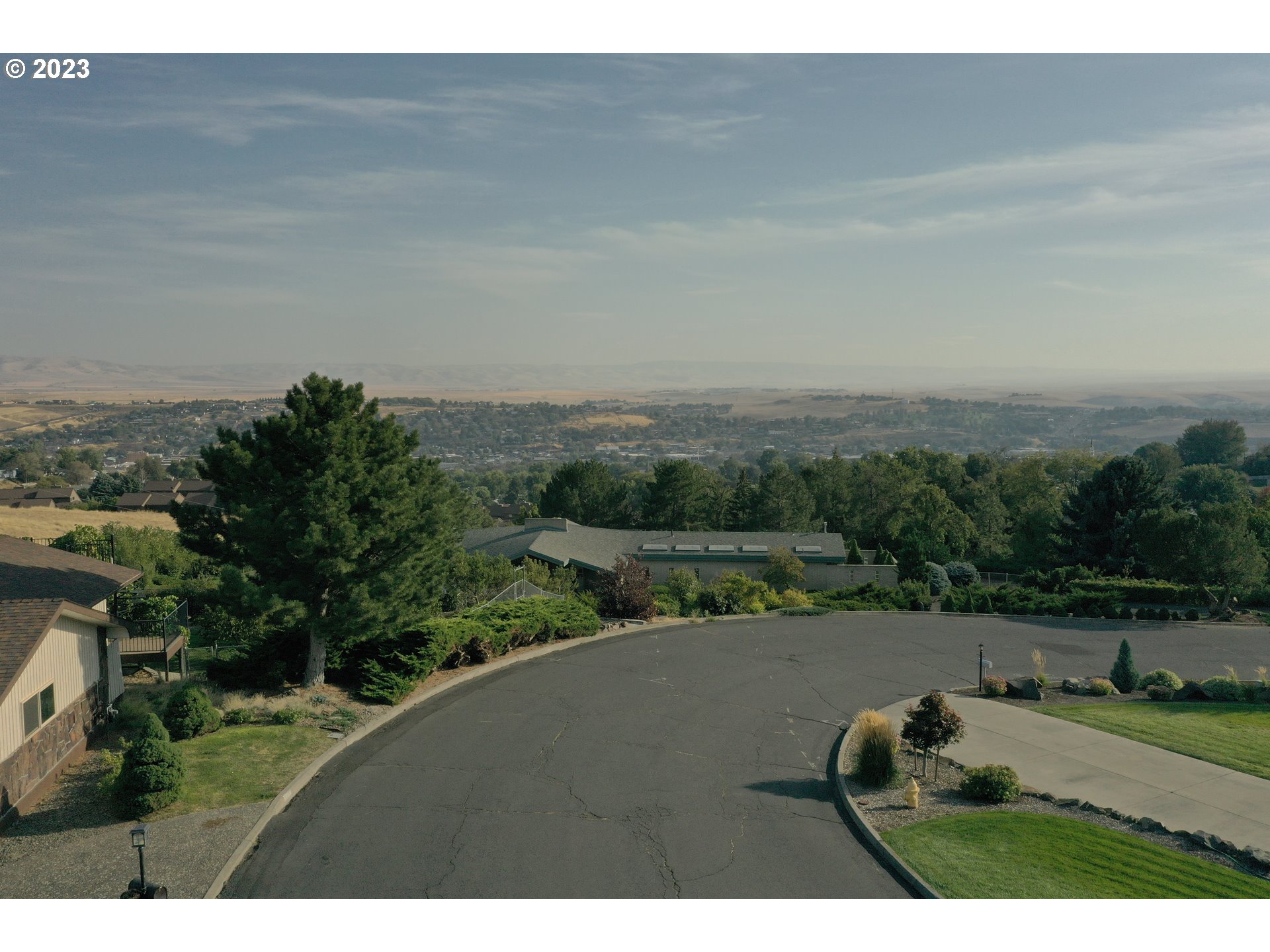 1092 Skyline Drive Pendleton, OR 97801 - Photo 7 of 47 a view of a backyard with green space