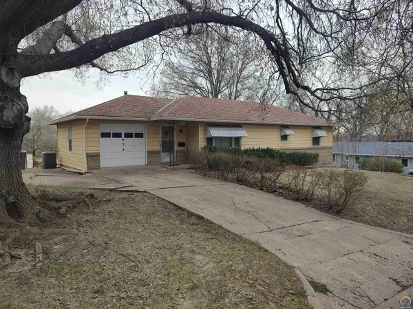 $159,900 | 934 Oxford Drive, Emporia, KS 66801