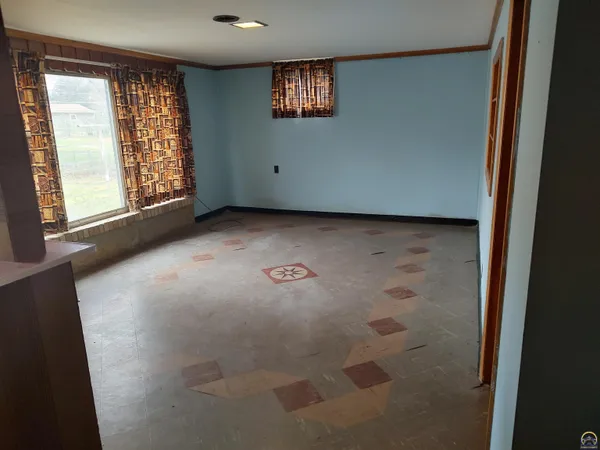 $159,900 | 934 Oxford Drive, Emporia, KS 66801